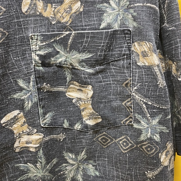 Quicksilver edition men’s large button down short sleeve shirt black w/ pattern - Picture 3 of 4